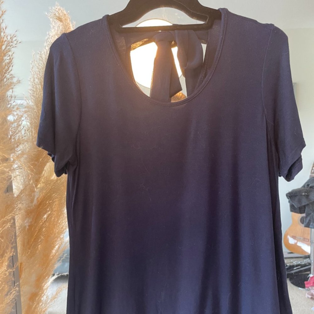 Navy T-shirt with back tie